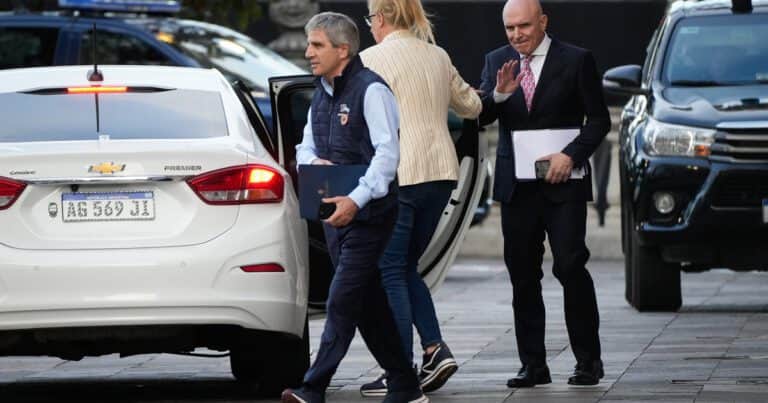 «Gracias a todos los que salieron de sus cuevas»: el mensaje de Caputo luego de que el dólar tocara el techo