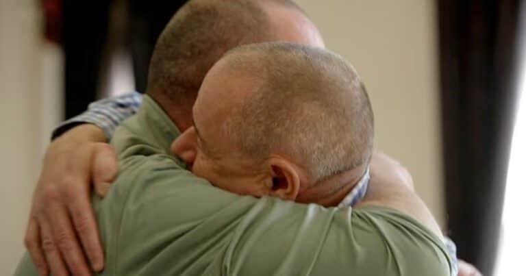 Dos hermanos que se buscaron durante 58 años compartieron el video de su emotivo reencuentro: «Ahora sabemos la verdad»