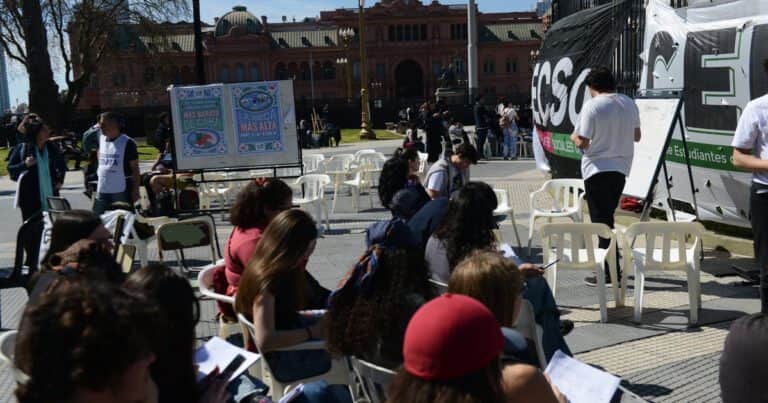 Docentes y no docentes universitarios ya perdieron casi 30% de su salario desde diciembre de 2023