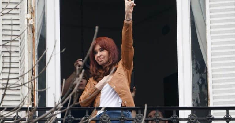 Cristina Kirchner cumplió 100 días presa, juntó a la militancia y atacó a Milei:»¡Que olor a default!»