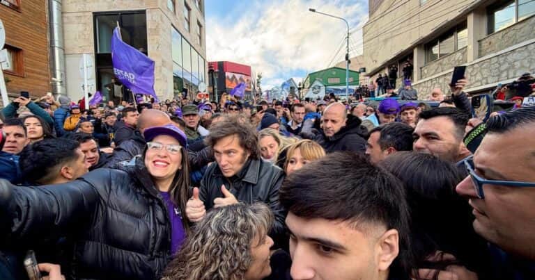 Javier Milei y sus medidas, EN VIVO: «Los violentos de siempre», el Presidente acusó al kirchnerismo por su fallida caminata de campaña en Ushuaia