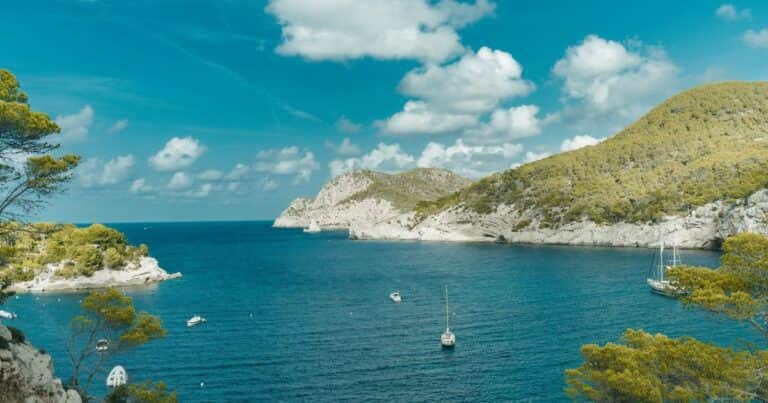 La isla gallega que casi desaparece con la marea y guarda secretos milenarios