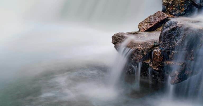 Una cascada oculta en Cantabria que emerge desde formaciones rocosas únicas