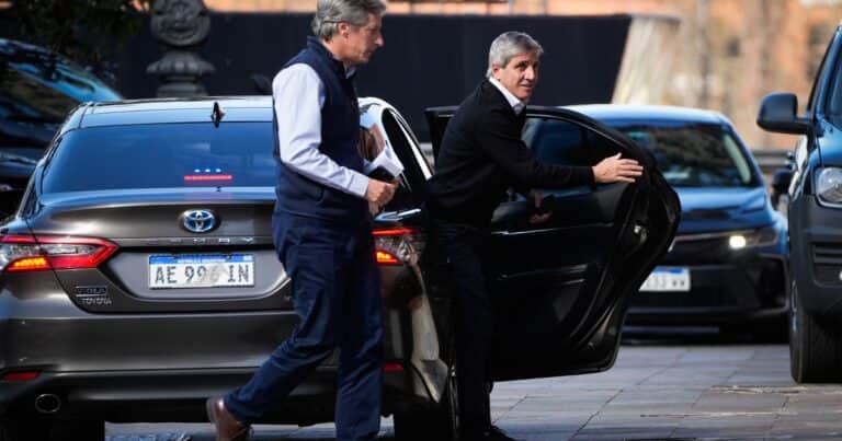 El secreto de Caputo para aguantar el dólar, la confesión a los CEOs y el «Plan Parche» de los bancos