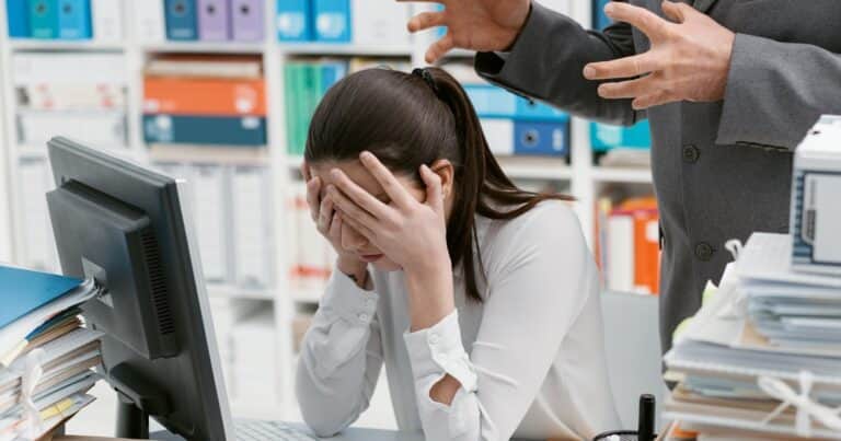 Tres frases que usás en el trabajo y suenan maleducadas sin que lo notés