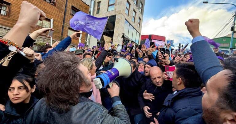 Milei arrancó la campaña en Ushuaia pero tuvo que suspender una caminata por una protesta de la UOM y el kirchnerismo