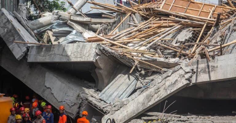 Se derrumbó una escuela en Indonesia mientras los estudiantes rezaban: un muerto y casi un centenar de heridos