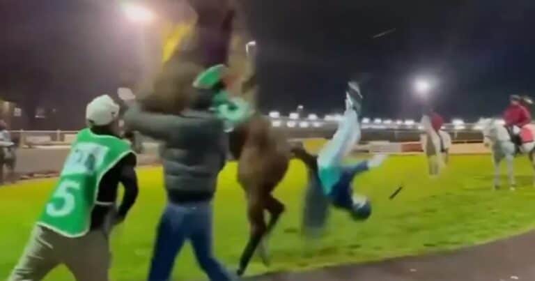 El impactante video del momento en el que un caballo golpea a su jockey, que sale volando inesperadamente