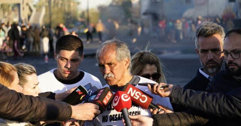La crítica del abuelo de dos de las chicas asesinadas contra el intendente Espinoza: «Es un cobarde»