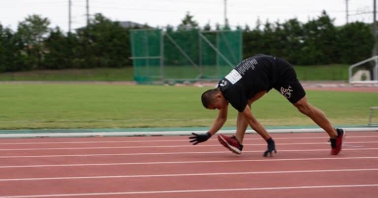 Un japonés batió un curioso récord Guinness: corrió 100 metros en cuatro patas