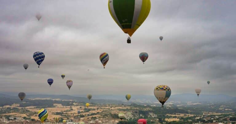 Un viaje en globo aerostático terminó en tragedia: un hombre cayó en pleno vuelo y tardaron cuatro horas en encontrarlo
