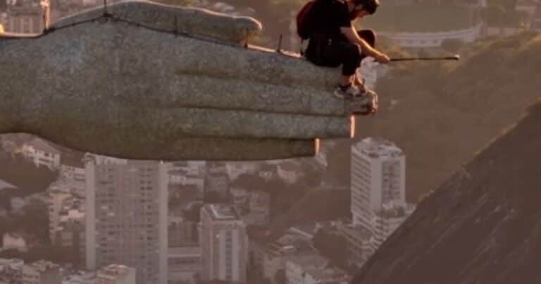 Locura en Río de Janeiro: dos personas saltaron en paracaídas desde el Cristo Redentor