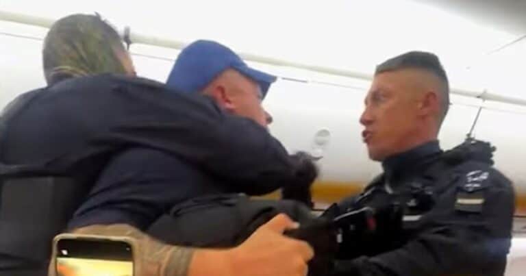 Hicieron una despedida de soltero en el avión y provocaron un aterrizaje de emergencia: “Arrancaron con botellas de licor”