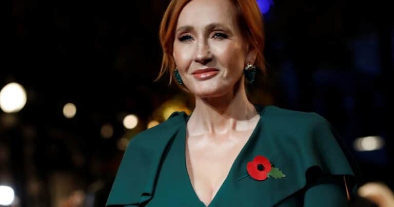 J.K. Rowling sigue su batalla contra las mujeres trans: ahora, se pelea con el director Chris Columbus