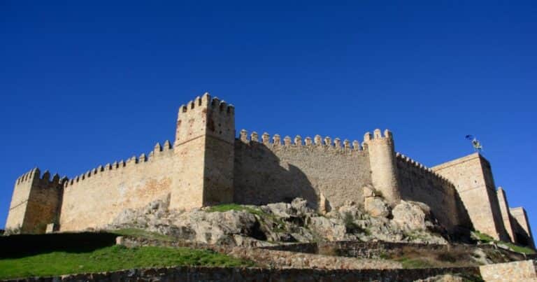 Visitá el castillo de Andalucía que domina tres provincias desde lo alto del monte