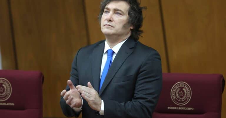 Financial Times hizo un duro diagnóstico de la economía argentina antes de que Trump reciba a Milei: «Está dinámica es insostenible»