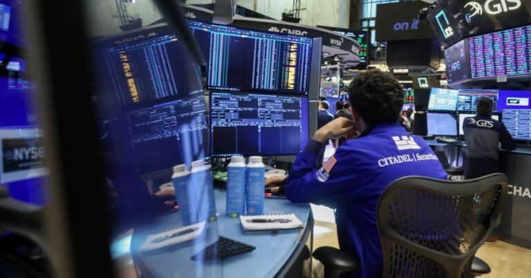 El Banco Central vendió otros US$ 678 millones, el dólar llegó a $ 1.515 y el riesgo país pasó los 1.500 puntos