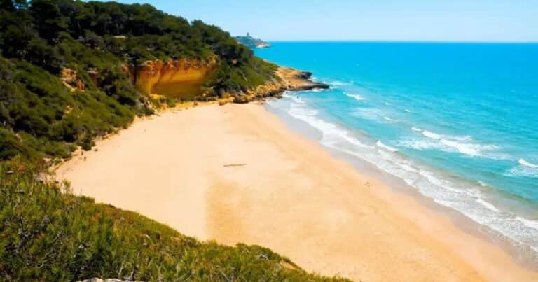 La playa del sur de Cataluña que deslumbra con paisajes que parecen de Hawái