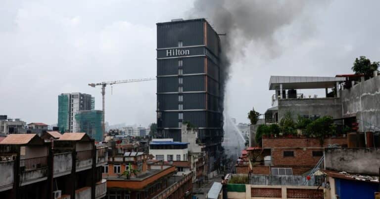 Video: las impactantes imágenes del incendio del hotel Hilton de Katmandú luego de las protestas en Nepal