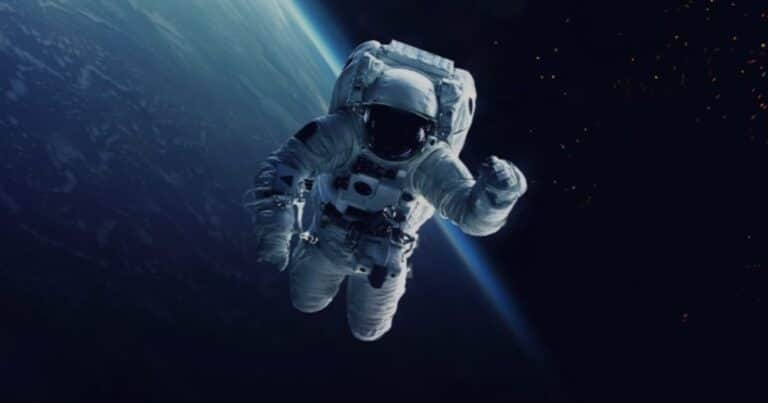 Una anciana fue estafada por un falso astronauta que dijo necesitar dinero para comprar oxígeno