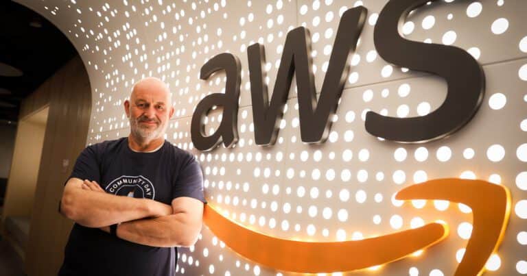 Werner Vogels, CTO de Amazon: “Lo único que hace la IA generativa es alucinar, porque no tiene cerebro”