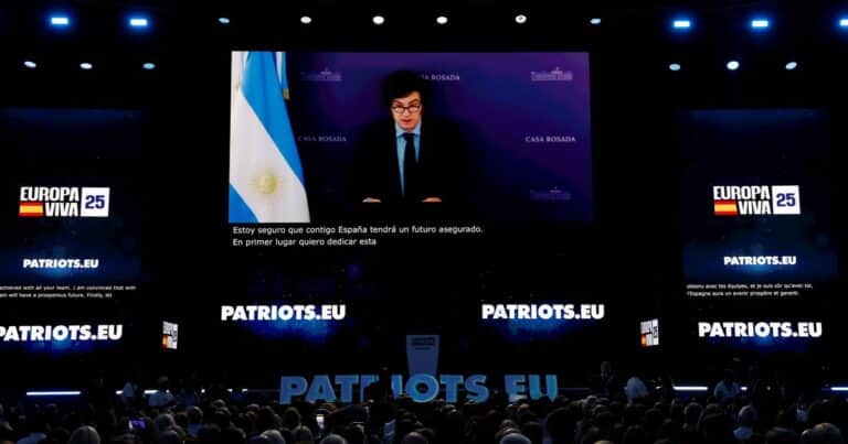 Milei participó por video en un acto de Vox en Madrid y dijo que se quedó en Argentina para defender su gestión «con uñas y dientes»