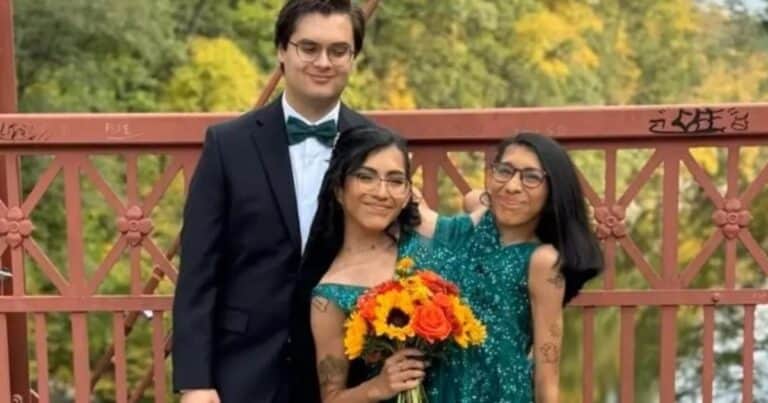 Matrimonio de tres: Carmen y Lupita son gemelas siamesas y una de ellas se casó