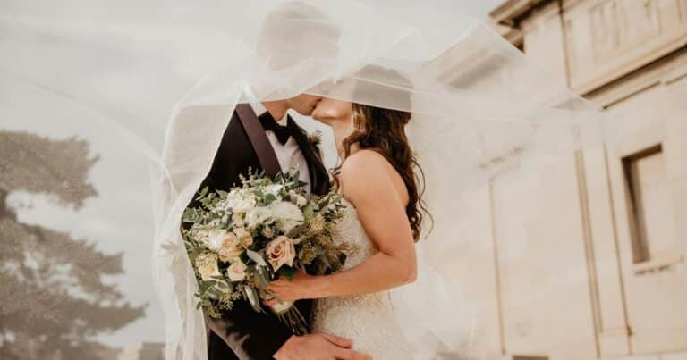 Se casaron y cuatro años después descubrieron quién era el misterioso intruso en su boda
