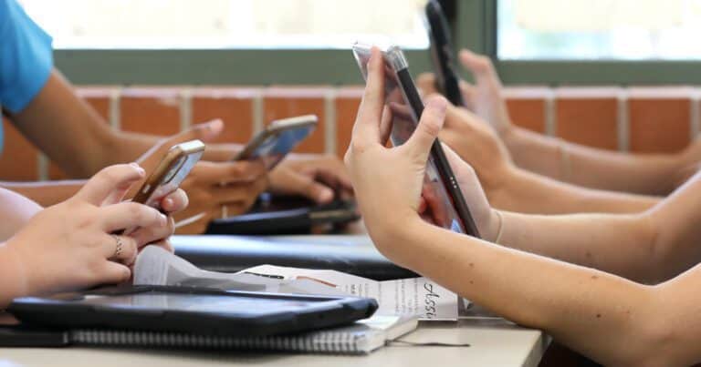 Roma: juntan firmas para que deje de estar prohibido usar celulares en las aulas porque “aumenta la ansiedad”