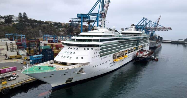 Un pasajero se arrojó al agua desde un lujoso crucero en el Caribe y lo que encontraron en su mochila sorprendió a las autoridades