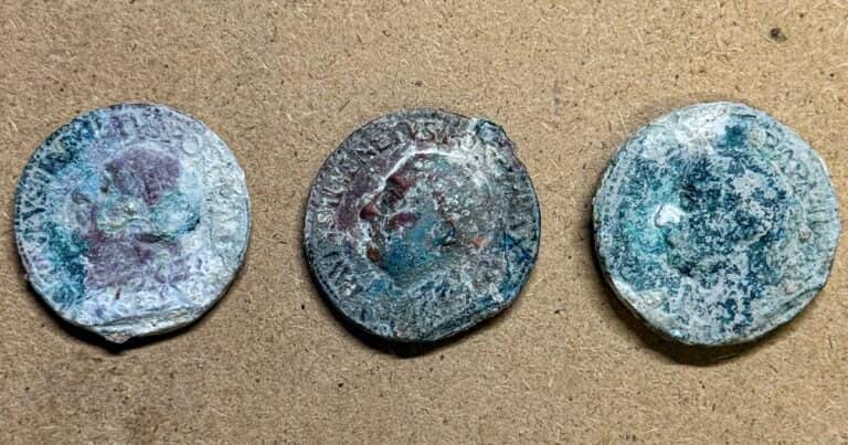Encontraron bajo tierra tres medallas de 1467 con la efigie del papa Pablo II