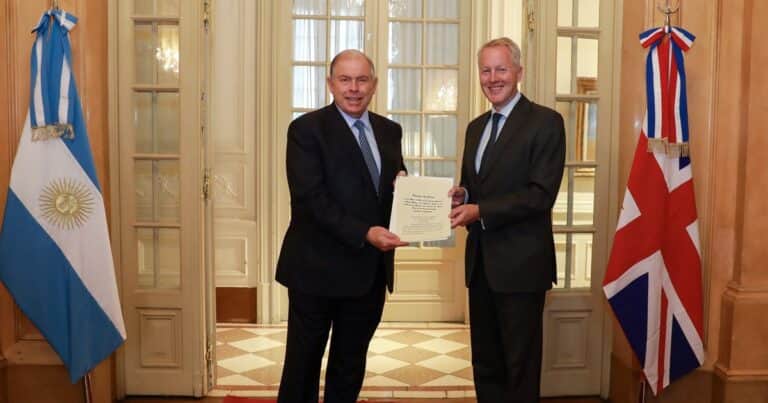 El nuevo embajador británico presentó sus cartas credenciales y dijo que quiere profundizar las relaciones bilaterales