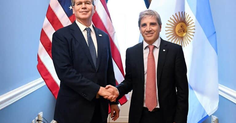 El secretario del Tesoro de Estados Unidos recibió a Luis Caputo y dijo que continuarán las «productivas discusiones» sobre el apoyo a la Argentina