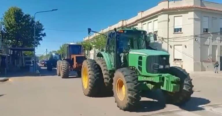 «Menos discursos, más caminos»: productores realizaron un tractorazo en contra de un intendente por la falta de respuestas ante las inundaciones