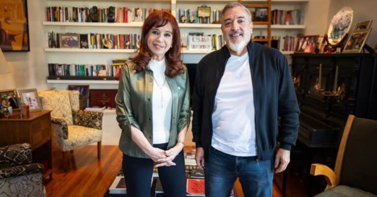Un sindicalista enfrentado a Milei se mostró con Cristina Kirchner y se reabre en el peronismo el debate por el empleo público