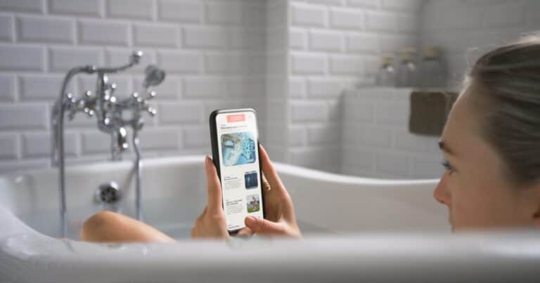 Descuido mortal: una mujer murió electrocutada por usar el celular en la bañera
