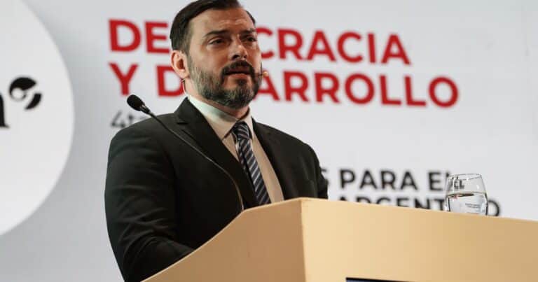 Emmanuel Álvarez Agis: «Es más sano sostener el dólar a $ 1.500 que si lo dejan bajar»