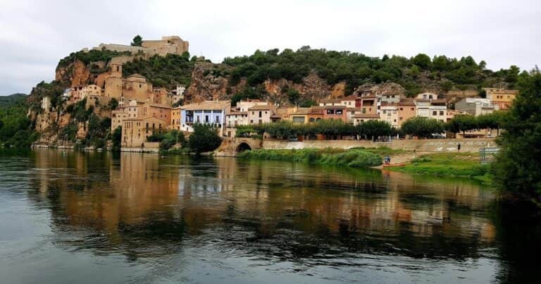 Casas colgantes, castillo templario y miradores: así es Miravet, el pueblo de cuento en España