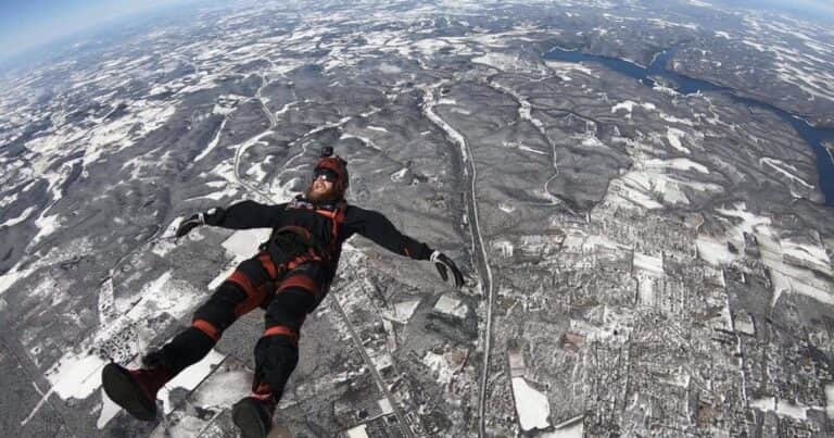 Tragedia en el aire: algo salió mal y un instructor de paracaidismo murió durante un salto con su alumno