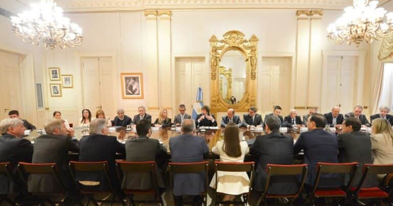 Una recepción a la medida de Milei, con pocos reclamos y los gobernadores compitiendo para llevarse el mejor saludo