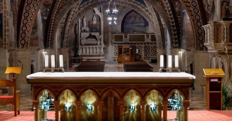 A 800 años de su muerte expondrán al público los restos de San Francisco de Asís