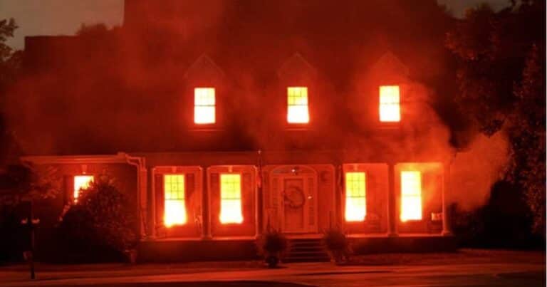 Llamaron a los bomberos por una casa en llamas y era una decoración muy realista de Halloween