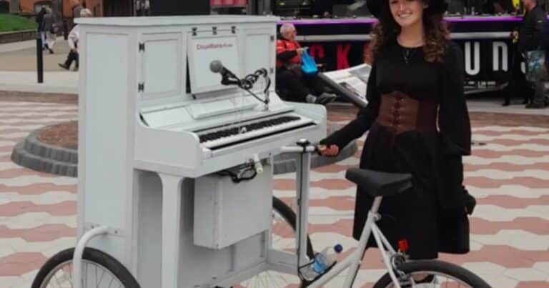«Piano Bike Girl»: la artista callejera que recorre las calles con un particular vehículo