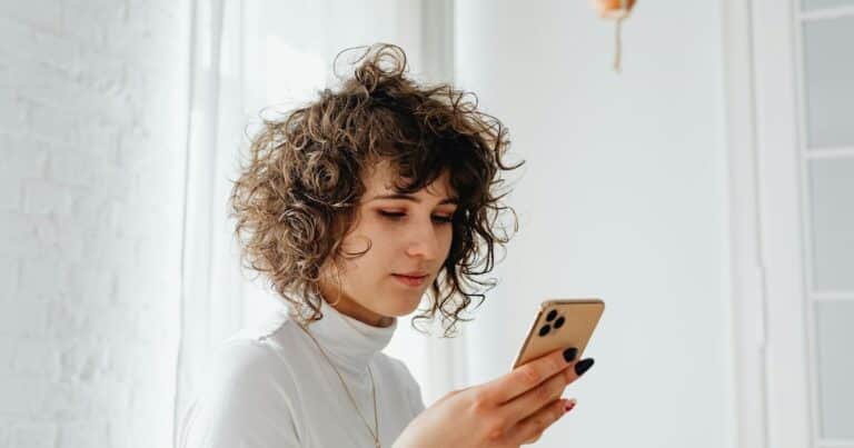 Clavar el visto en WhatsApp: los motivos que detecta la psicología y cómo reaccionar