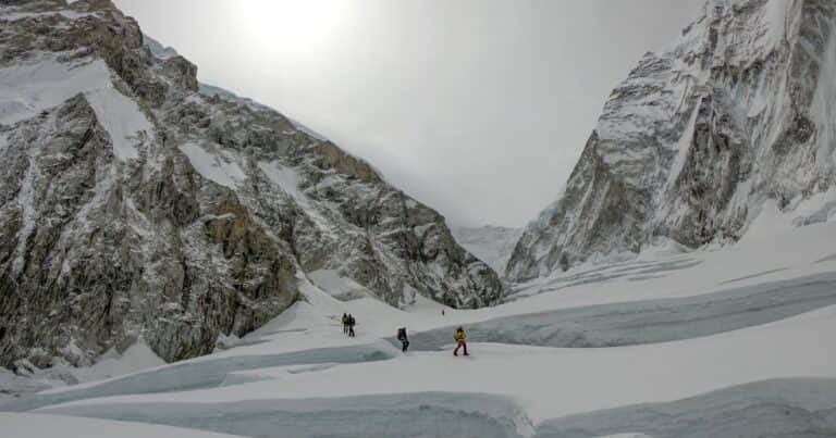 Desastre en el Monte Everest: tras una tormenta de nieve, quedaron atrapadas alrededor de 1000 personas
