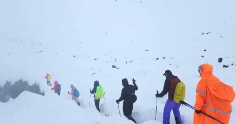 Monte Everest: rescatan a parte de los montañistas atrapados a casi 5.000 metros de altura pero cientos siguen varados