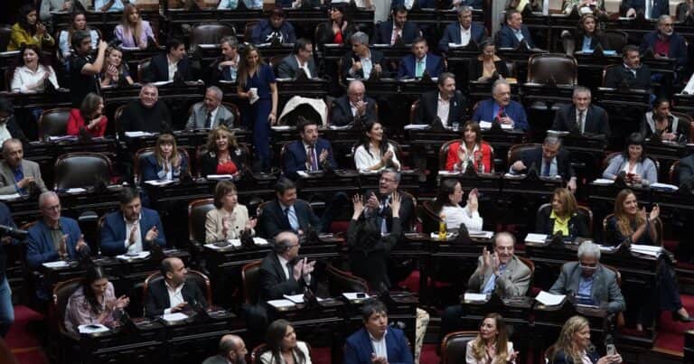 El gobierno paga por dos regalos del Congreso