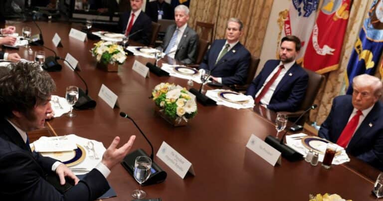 «¿America First? No, los amigos multimillonarios, primero»: la crítica de un premio Nobel al rescate de Trump a Milei