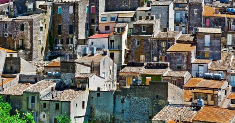 Así es la vida en el pueblo de Sicilia donde las casas cuestan un dólar