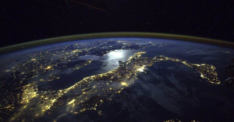La NASA confirmó que la Tierra perdió su simetría y se está oscureciendo: ¿En qué afecta a los humanos?